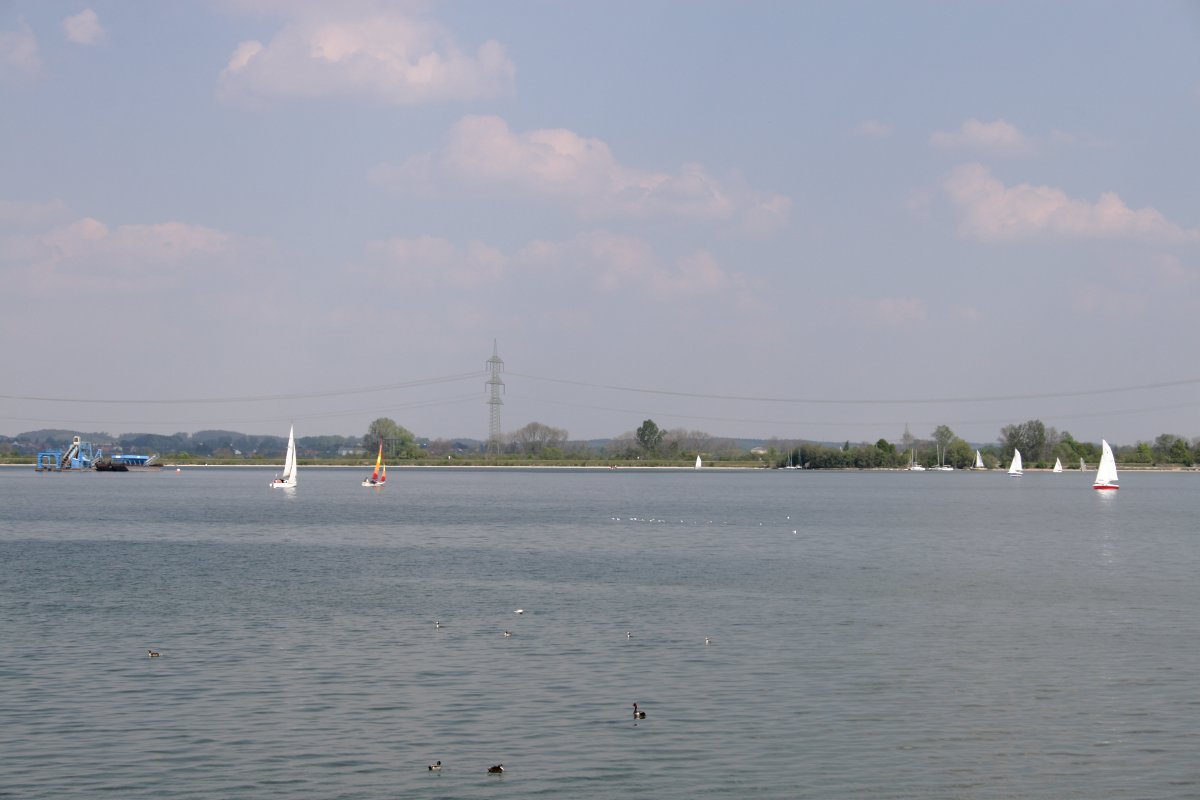 Auf dem westlichen Damm der Lechstaustufe 23