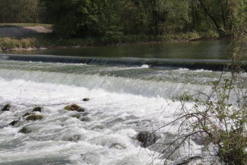 Überbleibsel eines Stauwehrs am Lech