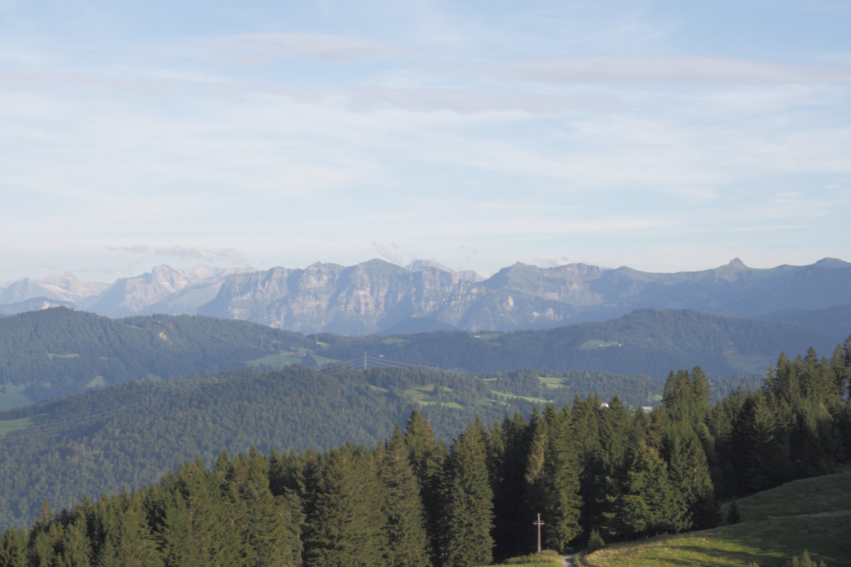 Blick vom Pfänder in Richtung Südsüdost (Hochkünzelspitze, Toblermann, Kanisfluh, Damülser Mittagsspitze, Hochblanken)