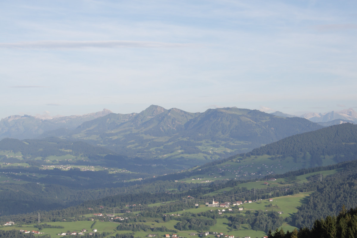Blick vom Pfänder in Richtung Ostsüdost (Winterstaude, Hoher Ifen, Roßkopf, Plessigkopf, Toreck)