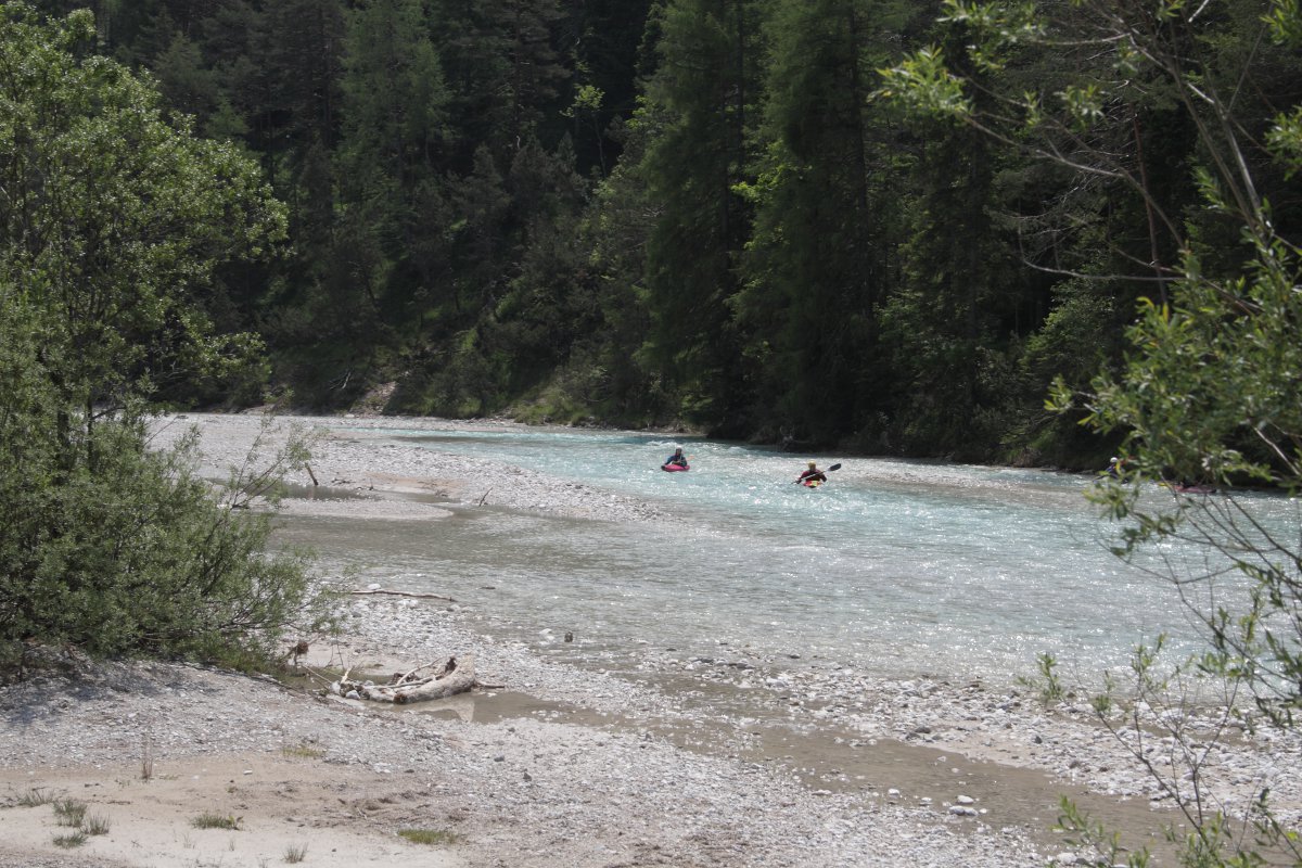 Kajakfahrer auf der jungen Isar im Isartal oberhalb von Scharnitz