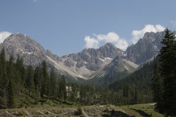 Auffahrt zur Eppzirler Alm: Panorama mit Erlspitze, Kuhljochspitze, Freiungspitzen