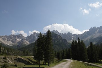 Auffahrt zur Eppzirler Alm: Panorama mit Kuhljochspitze, Freiungspitzen, Ursprungsattel, Reither Spitze