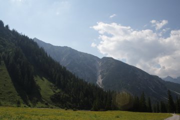 Blick von der Eppzirler Alm ins Tal: Flanken des Sunntigkopfl und der Seefelder Spitze / Luchsfallenschrofen