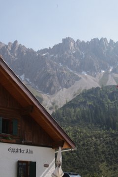 Blick von der Eppzirler Alm nach oben auf die Freiungspitzen