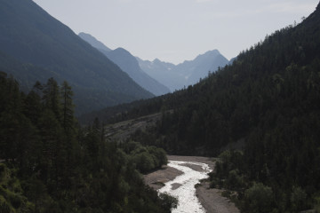 Im Hinterautal: Isar, Vomper Kette (links, u.a. kleiner Heissenkopf, Südliche Sonnenspitze), Gleirsch-Halltal-Kette (rechts, u.a. Hallerangerspitze, Gamskarspitze)