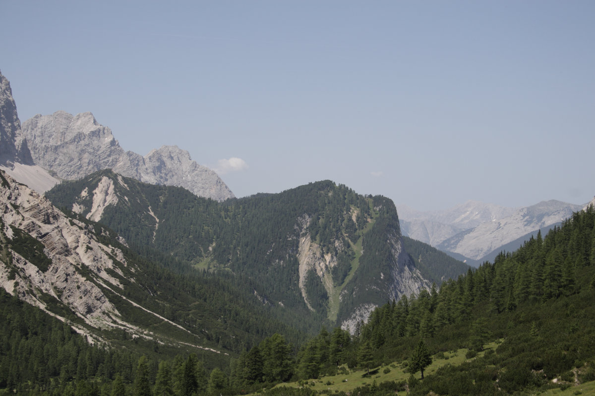 Hallerangerhaus: Mittlere Jägerkarspitze, Hoher Gleirsch und nochmals Gumpenkopf, ganz hinten Brunnsteinspitze / Rotwandlspitze und Wettersteinspitzen