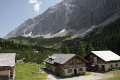 Hallerangerhaus: Weitere Almgebäude, Teil der Nordseite der Gleirsch-Halltal-Kette (Signalkopf, Kleiner und Großer Bettelwurf, Fallbachkartürme)